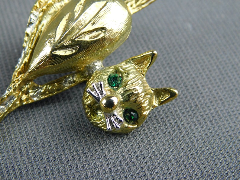 Green Eyed Gold Tone Cat Pin Brooch Unsigned Vintage Playful Etsy