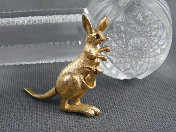 Avon Kangaroo and Baby Joey Pin Brooch Vintage Si… - image 1