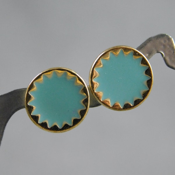 Unsigned Gold Tone Pierced Stud Earrings Saw Tooth Edge Design Blue 7/16" Diameter - Aqua, Robin's Egg Blue, Turquoise