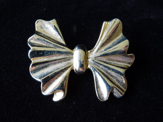 Vintage Stylized Bow Pin Brooch Gold Tone High Qu… - image 2