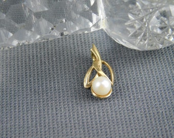 Petite Vintage 14K Gold and Cultured Pearl Flower Pendant 0.84 Grams 11/16" Long 5/16" Wide - Floral, Dainty, Yellow Gold, White