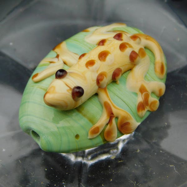 Handmade Lampwork Glass Lizard Gecko on Leaf Oval Bead -26mm x 19mm - Spotted Brown Tan Akro Agate Animal Reptile Nature Green Unique