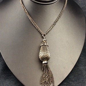 Collar de cadena de tono de plata de 1970 con colgante de talla de la tala - 26"largo, colgante largo de 3-7/8" - sin marcar, pista, alta costura, traje retro