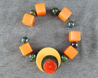 Art Deco Chunky Bakelite Stretch Bracelet with Tri-Color Circle Center and Orange Cube Beads - Green, Orange, Butterscotch, Red - Retro