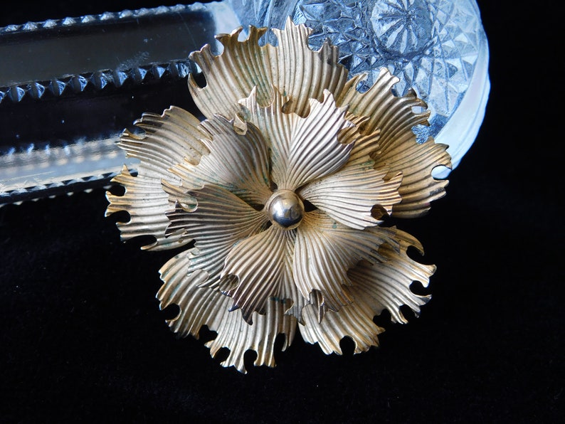 Bridal Bouquet Wedding Vintage Retro Unsigned Gold Tone Flower Pin Brooch Chrysanthemum Floral Ruffled Textured 1-34 Diameter