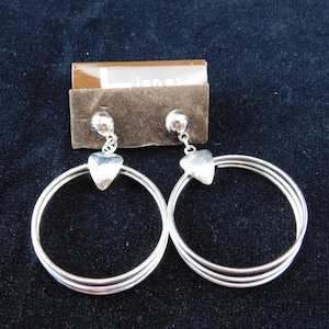 Pendientes versátiles de aro tono plateado atemporal en tarjeta Lisner NOS 2" largo por 1-3/8" de ancho - plata, colgante, vintage, retro, stud, poste