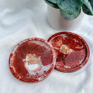 Rot und Gold Runde Untersetzer, Maximalist Ästhetisches Dekor, 2er Set Harz Untersetzer, Geschenke für zu Hause, Einweihungsgeschenk, Neues Zuhause Geschenk