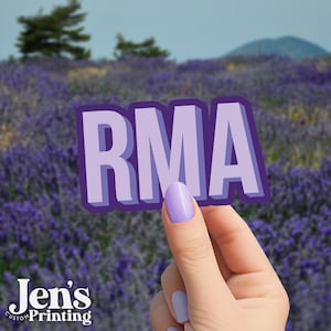 Può includere: Un adesivo viola con le lettere "RMA" in effetto 3D, tenuto davanti a un campo di lavanda. L'adesivo ha un contorno bianco e un effetto ombra. Lo sfondo presenta un campo di fiori viola e un cielo blu. Il logo Jen's Printing si trova in basso a sinistra.