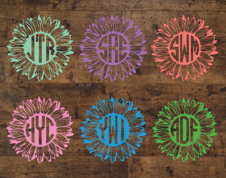 K&ouml;nnte beinhalten: Sechs verschiedene farbige Sonnenblumendesigns mit einem Monogramm in der Mitte jedes Designs. Die Monogramme sind JTR, SRE, SWM, HYC, YWD und AOF. Die Sonnenblumen sind alle in einem &auml;hnlichen Stil mit einem Kreis in der Mitte und nach au&szlig;en strahlenden Bl&uuml;tenbl&auml;ttern.
