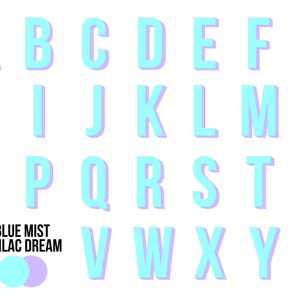 Puede incluir: Un alfabeto colorido con contornos azules y morados. Las letras est&aacute;n en una fuente en negrita y de bloque. El texto "BLUE MIST & LILAC DREAM" est&aacute; debajo del alfabeto.