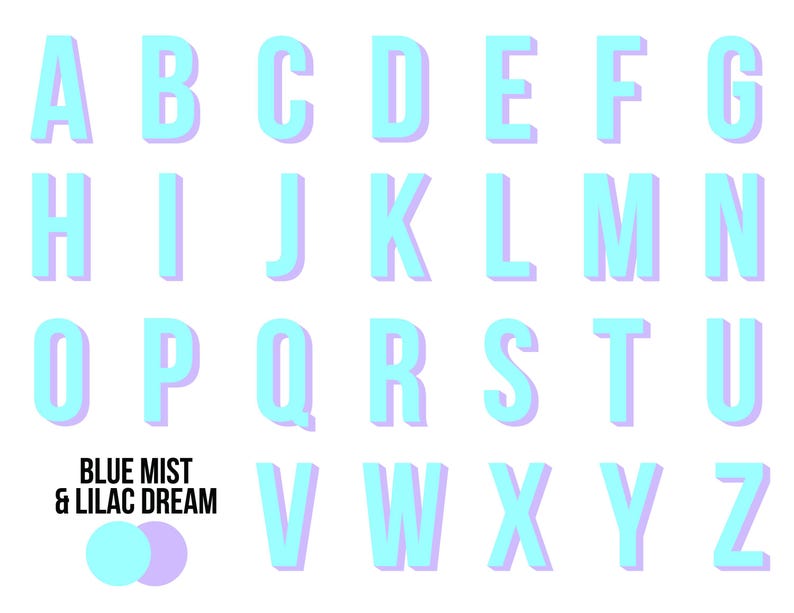 Puede incluir: Un alfabeto colorido con contornos azules y morados. Las letras est&aacute;n en una fuente en negrita y de bloque. El texto "BLUE MIST & LILAC DREAM" est&aacute; debajo del alfabeto.