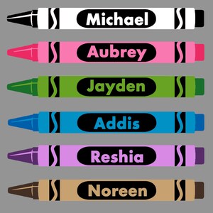 Puede incluir: Seis crayones de diferentes colores con nombres escritos en ellos: Michael (blanco), Aubrey (rosa), Jayden (verde), Addis (azul), Reshia (morado) y Noreen (marr&oacute;n).