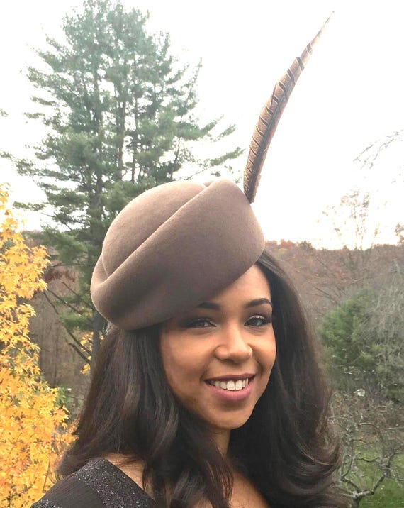 Vintage full feather pillbox hat. Excellent shape. Beautiful coloring. GREEN Fascinator Hat 40s 50s Green Felt Like Pillbox Hat  main image 2