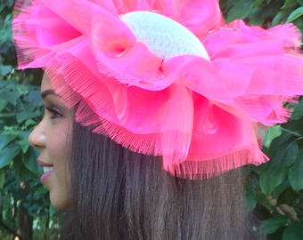 Hot Pink Organza Frilly Fascinator, Party Hut, Hochzeit Braut Jungfern Hüte Hut, Hot Pink Hut-Cocktail Party Hut-Silber Sinamay Hut mit Rüschen-WOW