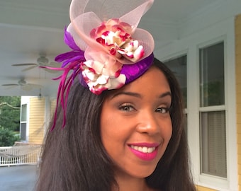 Strahlende Orchidee Fascinator, lila Stoff bedeckt Fascinator mit Crinoline und Federn, Hochzeit Hut oder Abend Cocktail Hut