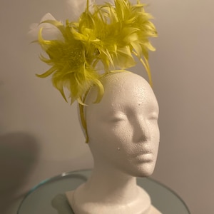 Kentucky Derby Fascinator - « Crowned in Lemon Lime » - sur Headband
