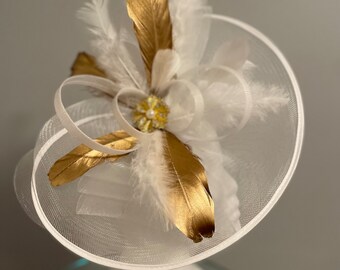 VERKOCHT - Kentucky Derby gouden en witte Fascinator "Pure Gold Gal" - VERKOCHT