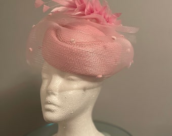 VERKOCHT Kentucky Derby Roze Pilllbox hoedje Kentucky Oaks "Just like Jackie" VERKOCHT