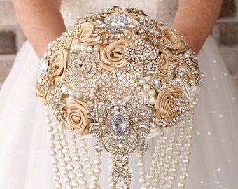 Elegant brooch bouquet. Pearl gold jeweled bridal bouquet. Vintage  colors