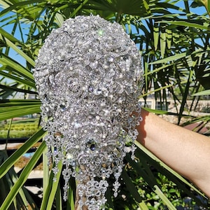 Extra shiny silver brooch bouquet by MemoryWedding. Silver shining diamond wedding bouquet. Cascading bridal bouquet