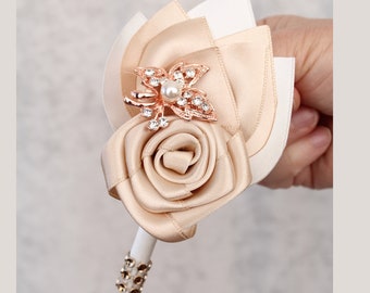 Champagne rose goud Bruiloft boutonniere en corsage. Broche corsages voor bruidegom, bruidsjonkers