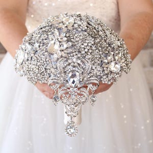Silver Jeweled Round Brooch Bouquet – Timeless Bridal Elegance
