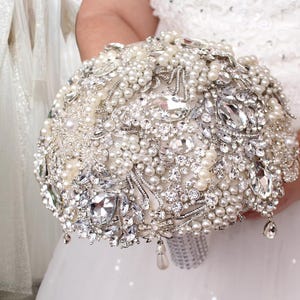 Silver and Off White Crystal Pearl Brooch Wedding Bouquet, Elegant Handmade Bridal Keepsake, Rhinestone Jeweled Sparkle Bouquet for Bride