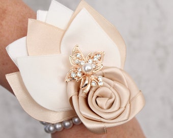 Bloembroche corsage. Champagne rose goud Bruiloft boutonniere en corsage. Broche corsages voor bruidegom, bruidsjonkers