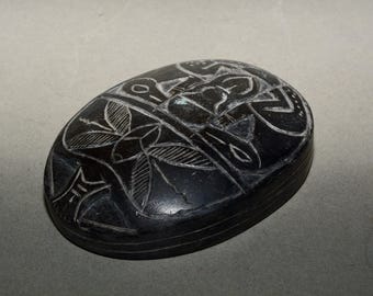Gran escarabajo antiguo egipcio tallado en piedra con jeroglíficos, circa 1900 EB.