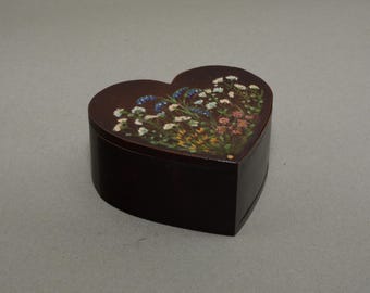 Caja de roble inglés hecha a mano con forma de corazón y flores de prado pintadas a mano