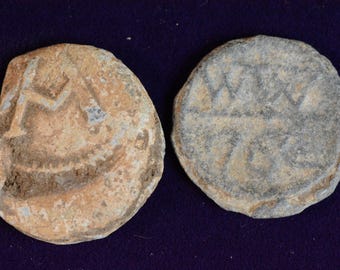 Dos fichas antiguas de plomo de taberna o de comerciante, 1762 H15