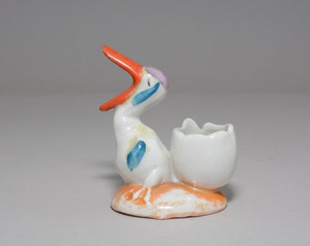 Pequeña figura de porcelana vintage de un patito con huevo