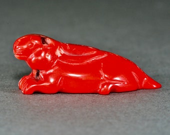 Antigua miniatura china de conejo de coral tallada a mano, alrededor de 1920
