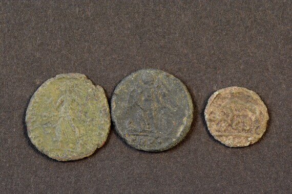 M♦希少　イギリスヴィンテージ　J. Bromley ブロンズ像　釣り人と犬 Three Ancient Roman Small Bronze Coins 1700 Years Old FP23