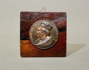 Medalla de bronce antigua sobre panel de madera Roberto Rey de Francia