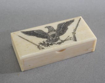 Una caja de rapé de hueso antigua hecha a mano grabada con el águila de EE. UU.