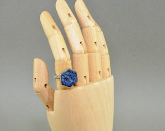 Antiguo gran anillo de dedo con sello calcográfico de piedra de lapislázuli tallado oriental