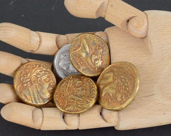 Colección de cinco grandes y pesadas réplicas de monedas antiguas griegas y romanas