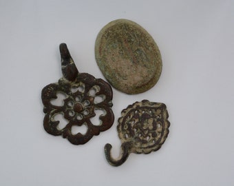 Un grupo de fijaciones de montaje de arnés de objetos de bronce postmedievales alrededor de 1500-1700 EB
