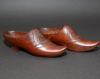 Antiguo par de zapatos de mujer en miniatura tallados a mano, zapato treen circa.1900 EB