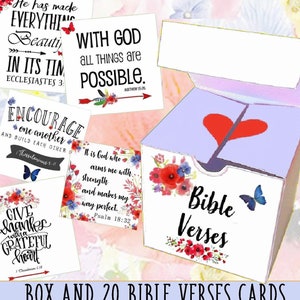 Peut inclure: Une boîte blanche avec un cœur rouge et les mots "Bible Verses" imprimés dessus. La boîte est ouverte et contient 20 petites cartes avec des versets bibliques imprimés dessus. Les cartes ont des motifs floraux et des papillons.