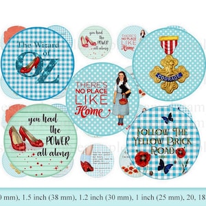 Op de afbeelding: Een set van 10 ronde, blauw-witte gepatroneerde papieren cupcake-toppers met afbeeldingen en tekst uit The Wizard of Oz. De toppers bevatten afbeeldingen van robijnrode sloffen, een medaille met het woord "Moed" en tekst zoals "Er is geen plek zoals thuis" en "Volg de gele bakstenen weg".