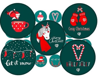 Könnte beinhalten: Satz mit 8 runden Weihnachtsaufklebern mit verschiedenen Designs. Die Aufkleber zeigen ein Einhorn, den Weihnachtsmann, Zuckerstangen, Fäustlinge und den Text "Cosy Christmas", "Merry Christmas", "Let it snow" und "Holly Jolly". Die Aufkleber haben einen Durchmesser von 30 mm, 25 mm, 20 mm, 18 mm und 16 mm.