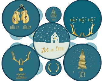 Könnte beinhalten: Ein Set mit 10 runden, blaugrünen Weihnachtsaufklebern mit goldenen Akzenten. Die Aufkleber zeigen verschiedene Designs, darunter einen Weihnachtsbaum, Rentiergeweihe, ein Haus, Fäustlinge und die Worte "Holly Jolly", "Let it Snow", "Ho Ho Ho", "Merry Christmas", "Peace" und "Joy". Die Aufkleber sind in verschiedenen Größen erhältlich: 30 mm (1,2 Zoll), 25 mm (1 Zoll), 20 mm, 18 mm, 16 mm und 14 mm.