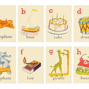 K&ouml;nnte beinhalten: Acht bunte Lernkarten mit den Buchstaben a bis h, jede mit einer Illustration und dem Wort f&uuml;r das Bild. Die Illustrationen zeigen ein Flugzeug, ein Boot, einen Kuchen, eine Trommel, einen Elefanten, ein Feuer, eine Giraffe und ein Haus.