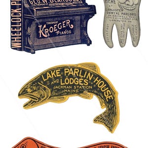 K&ouml;nnte beinhalten: Vier Vintage-Anzeigen. Die Anzeige oben links ist f&uuml;r Wheelock-Klaviere und zeigt ein schwarzes Klavier mit goldenen Akzenten. Die Anzeige oben rechts ist f&uuml;r Lancaster Dental Parlors und zeigt einen Cartoon-Zahn mit einem l&auml;chelnden Gesicht. Die Anzeige unten links ist f&uuml;r das Lake Parlin House and Lodges in Jackman Station, Maine, und zeigt eine gelbe und schwarze Fischillustration. Die Anzeige unten rechts ist f&uuml;r das Blue Jay Inn, die urspr&uuml;ngliche Heimat des 12-Zoll-Hotdogs, und zeigt einen Cartoon-Dackel.