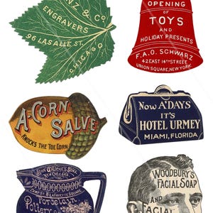 K&ouml;nnte beinhalten: Eine Sammlung von Vintage-Anzeigen mit einem gr&uuml;nen Blatt mit dem Text "J. Manz & Co. Engravers 96 LaSalle St. Chicago", einer roten Glocke mit dem Text "Grand Christmas Opening of Toys and Holiday Presents F.A.O. Schwarz 42 East 14th Street Union Square, New York", einer gelben Eichel mit dem Text "A-Corn Salve Knocks the Toe Corn", einem blauen Koffer mit dem Text "Now A'Days It's Hotel Urmey Miami, Florida", einem blauen Krug mit dem Text "John Gauche's Sons New Orleans Camp St. & Lafayette Square Porcelain and Glassware", und einer Schwarzwei&szlig;illustration eines M&auml;nnergesichts mit dem Text "Woodbury's Facial Soap and Facial Cream".