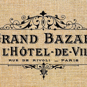Peut inclure: Une enseigne de style vintage avec des lettres noires ornées sur un fond de toile de jute. L'enseigne indique "Grand Bazar De L'Hotel-De-Ville Rue De Rivoli - Paris".