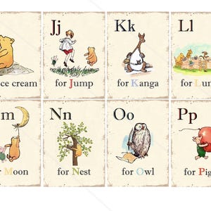 Op de afbeelding: Winnie de Poeh alphabet flashcards met illustraties van Winnie de Poeh en zijn vrienden. De kaarten zijn beige met bruine randen en bevatten de letters Ii, Jj, Kk, Ll, Mm, Nn, Oo en Pp. Elke kaart heeft een woord dat met de letter begint, zoals "Ii voor ijs".