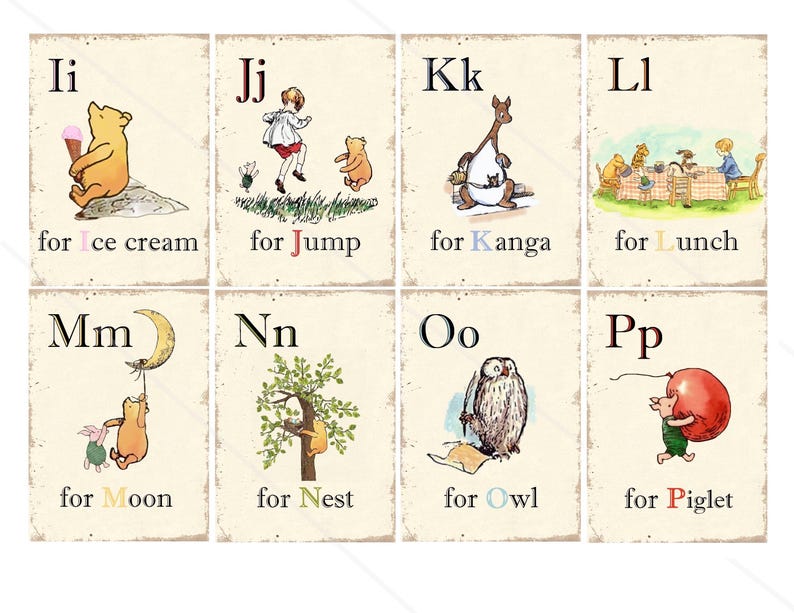 Op de afbeelding: Winnie de Poeh alphabet flashcards met illustraties van Winnie de Poeh en zijn vrienden. De kaarten zijn beige met bruine randen en bevatten de letters Ii, Jj, Kk, Ll, Mm, Nn, Oo en Pp. Elke kaart heeft een woord dat met de letter begint, zoals "Ii voor ijs".